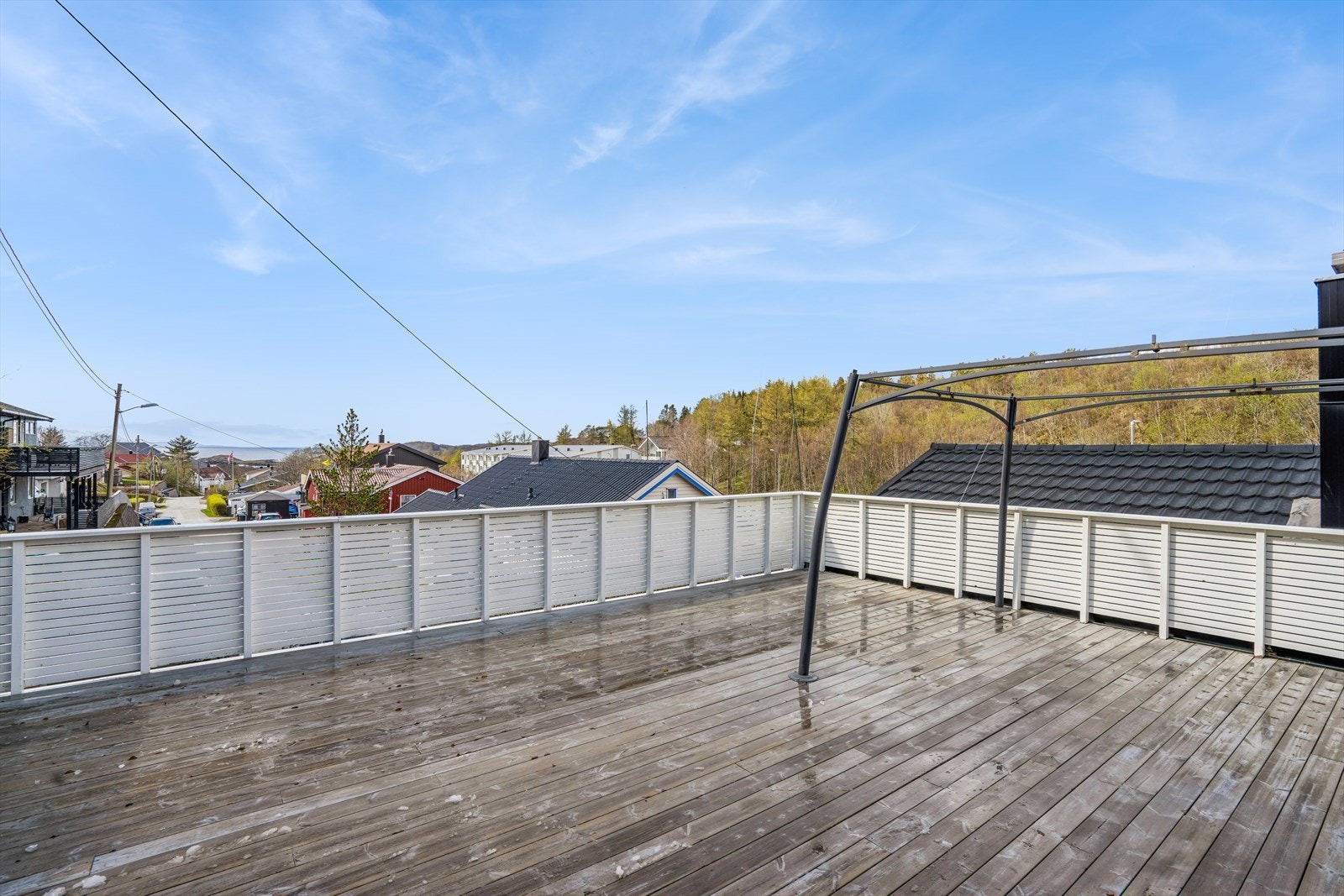 Utgang fra loftsstuen til terrassen som er oppført over inngangspartiet Galleribilde