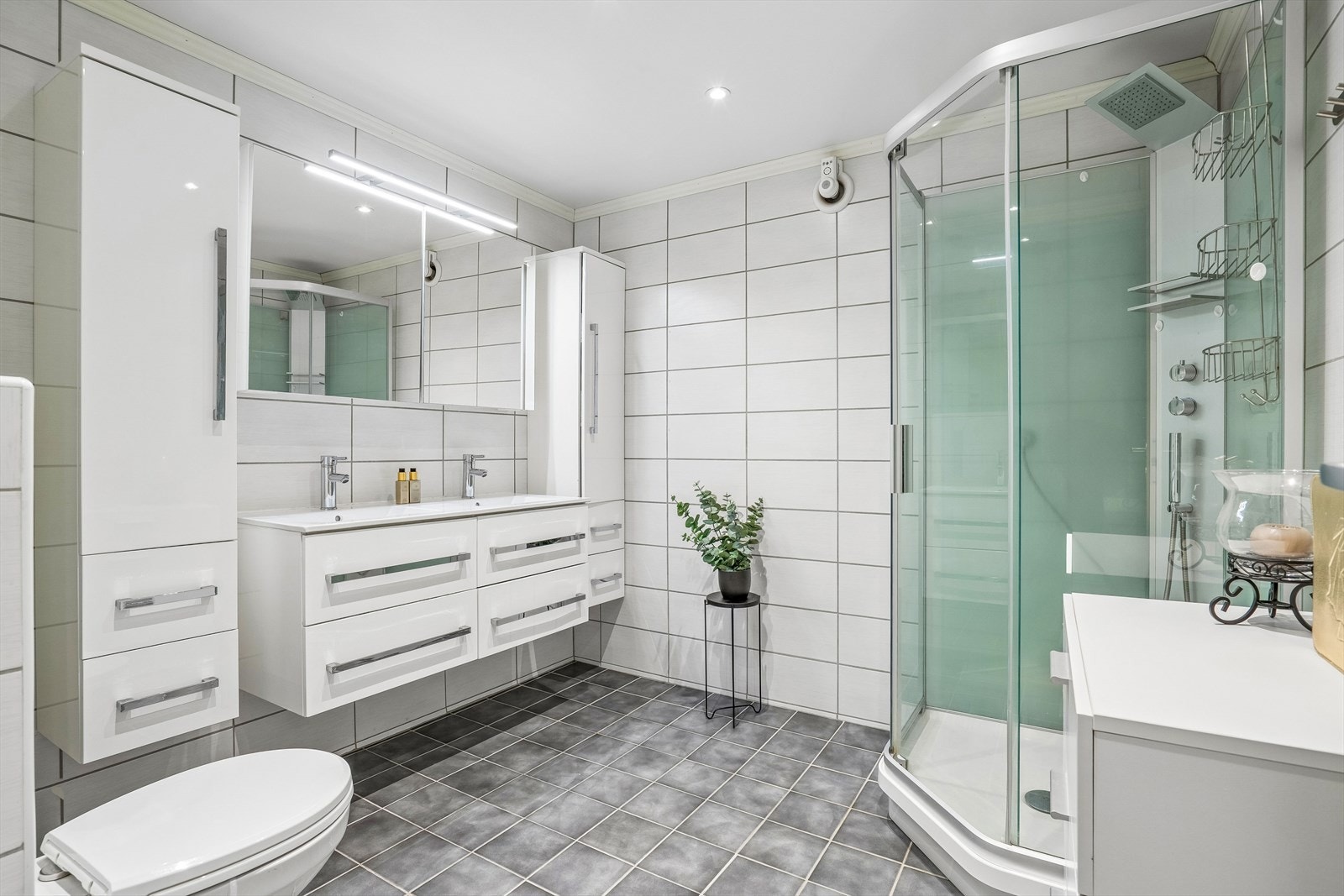 Del av badet med dusjkabinett Galleribilde