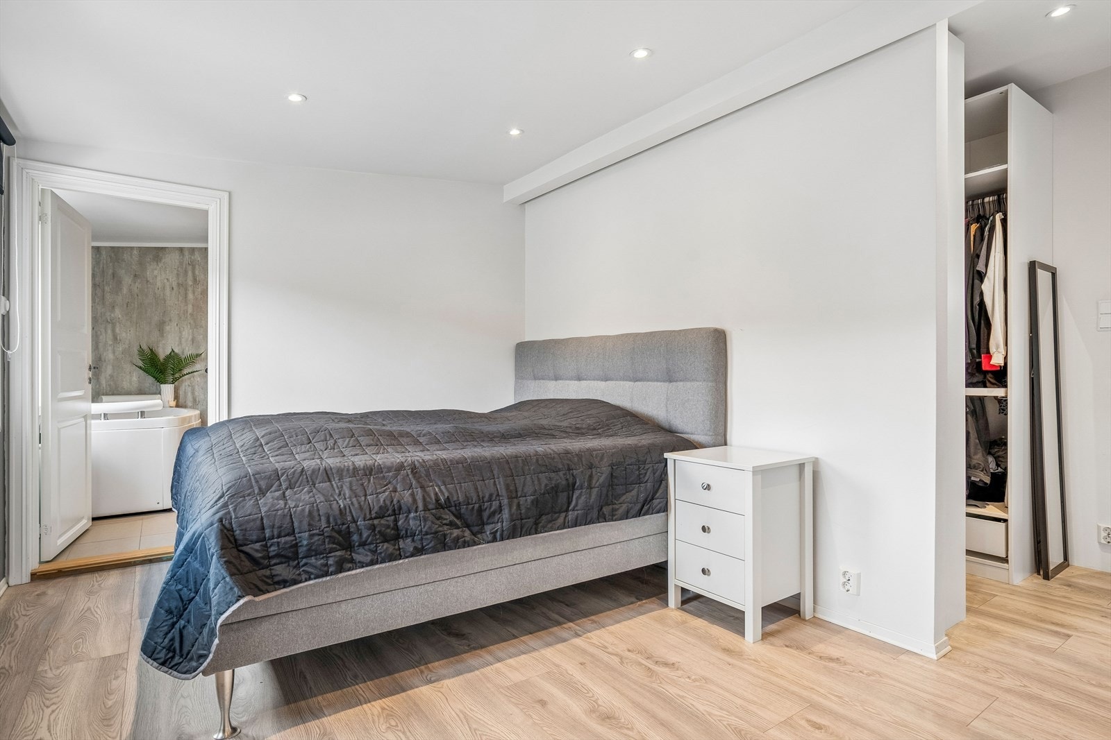 Soverom i andreetasjen med inngang til badet Galleribilde
