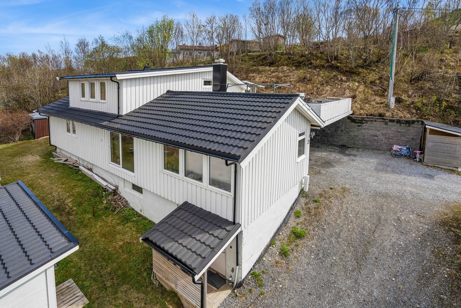 Skråbilde av fasaden m/overbygget inngangsparti hodeddel samt overbygget inngangsparti utleiedel Galleribilde