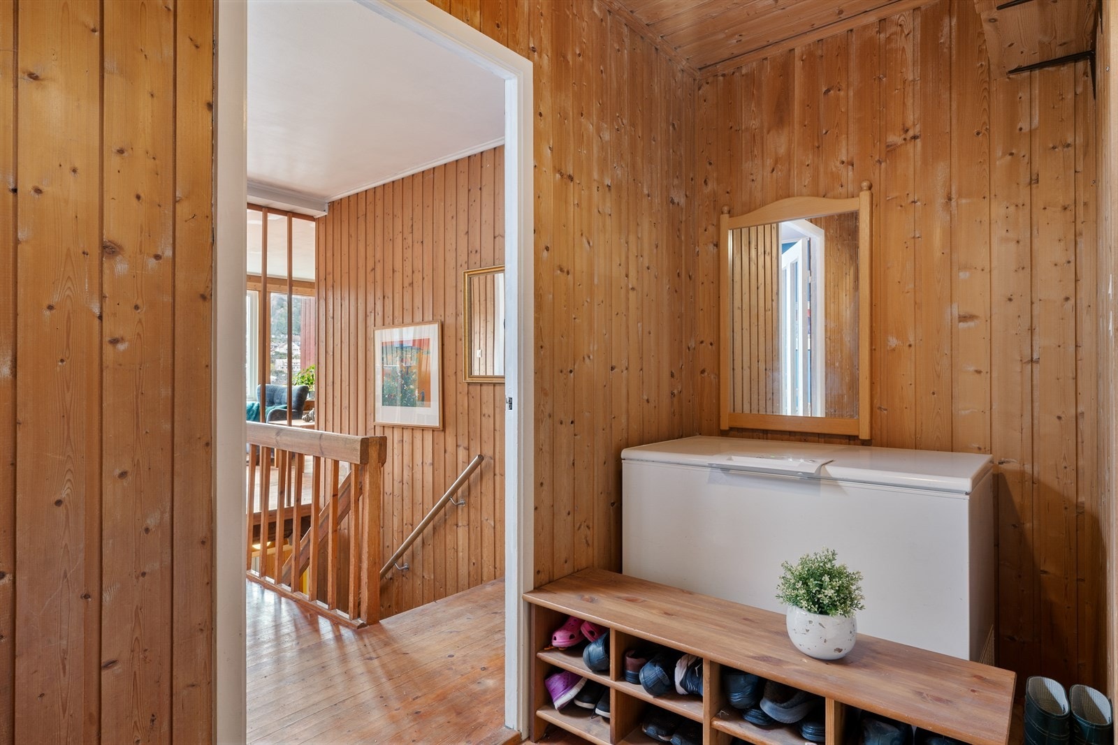 - I hovedetasjen er det to boder - Galleribilde