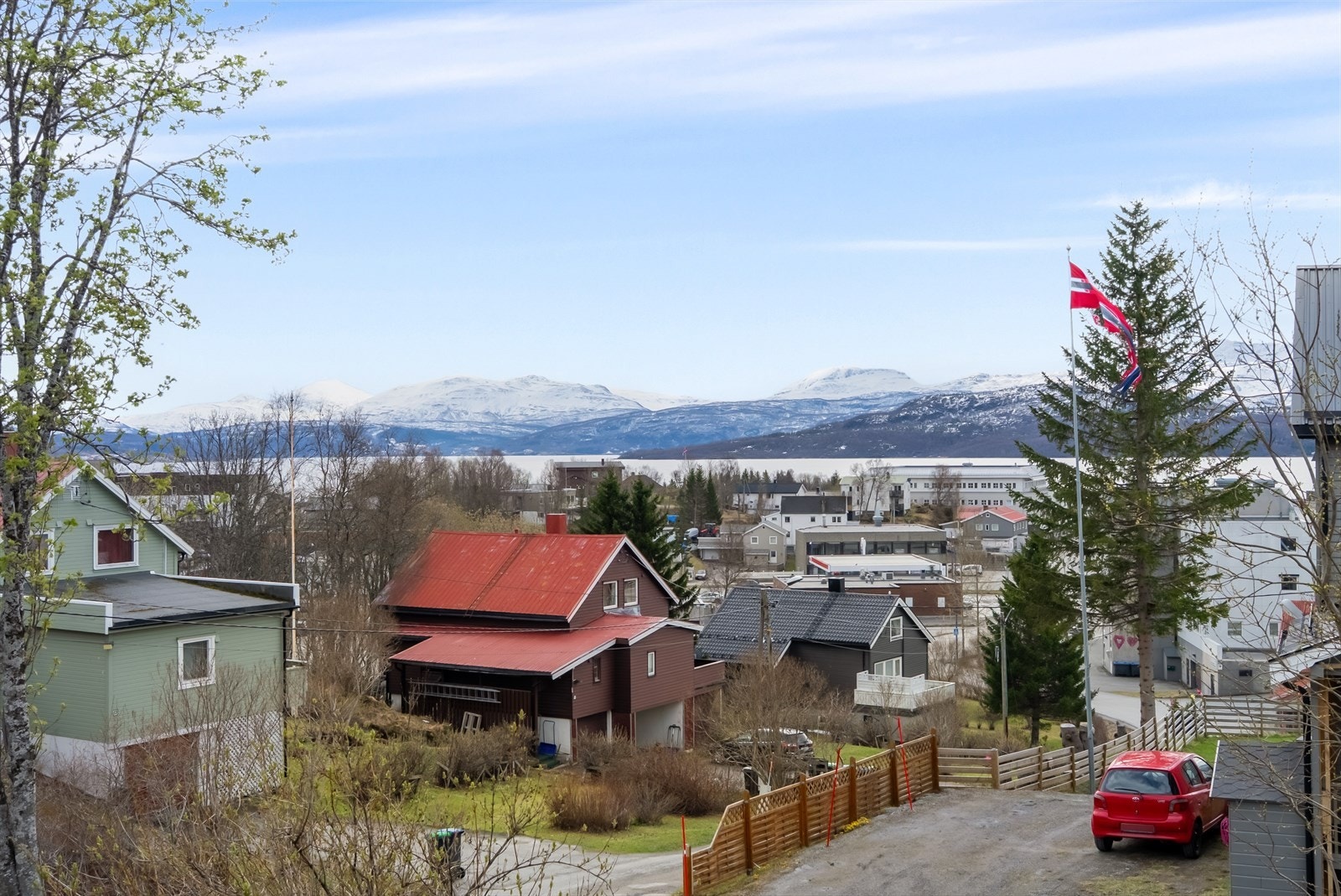 Pen utsikt over sjø og fjell fra stuen. Galleribilde
