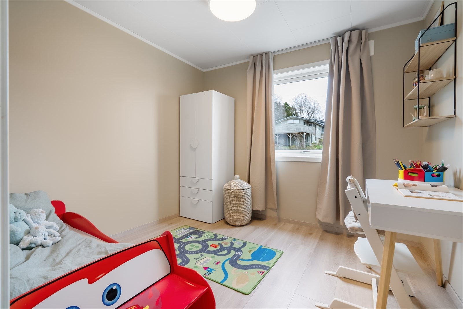 Soverom som passer perfekt som kontor, barne- eller gjesterom. Galleribilde