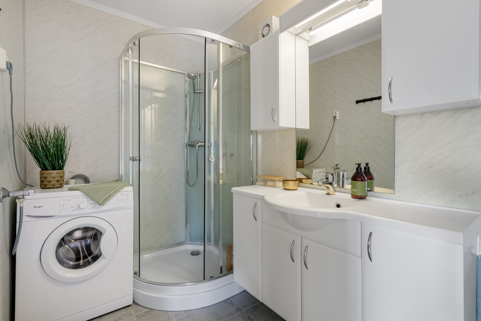 Badet har varmekabler i gulv. (Leilighet sokkel) Galleribilde