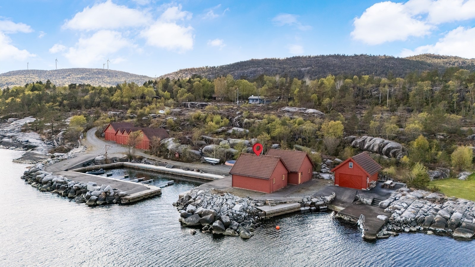 Oversikt over fellesanlegget med sjøboder og kai, som ligger ca. 300 meter fra hytta. Galleribilde