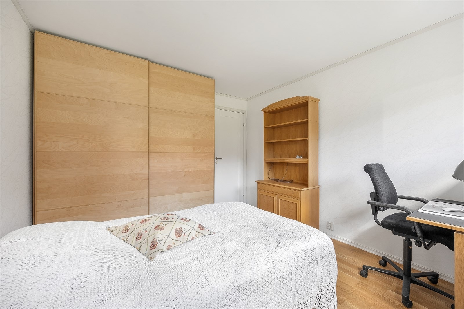 En stor skyvedørsgarderobe gir rikelig med lagringsplass. Galleribilde