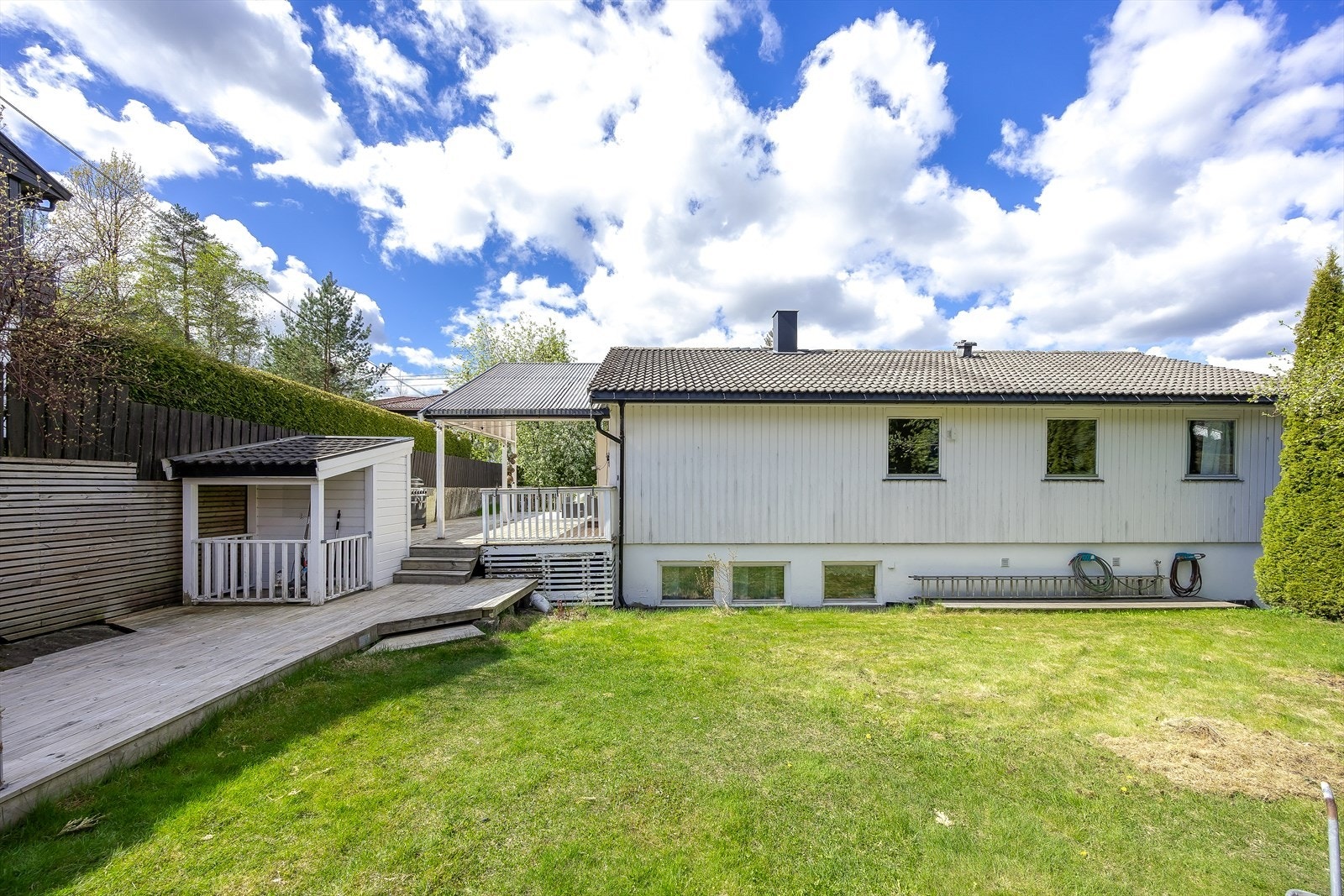 Eiendommen har en tomt på 474m² med hyggelige uteplasser og hage. Galleribilde