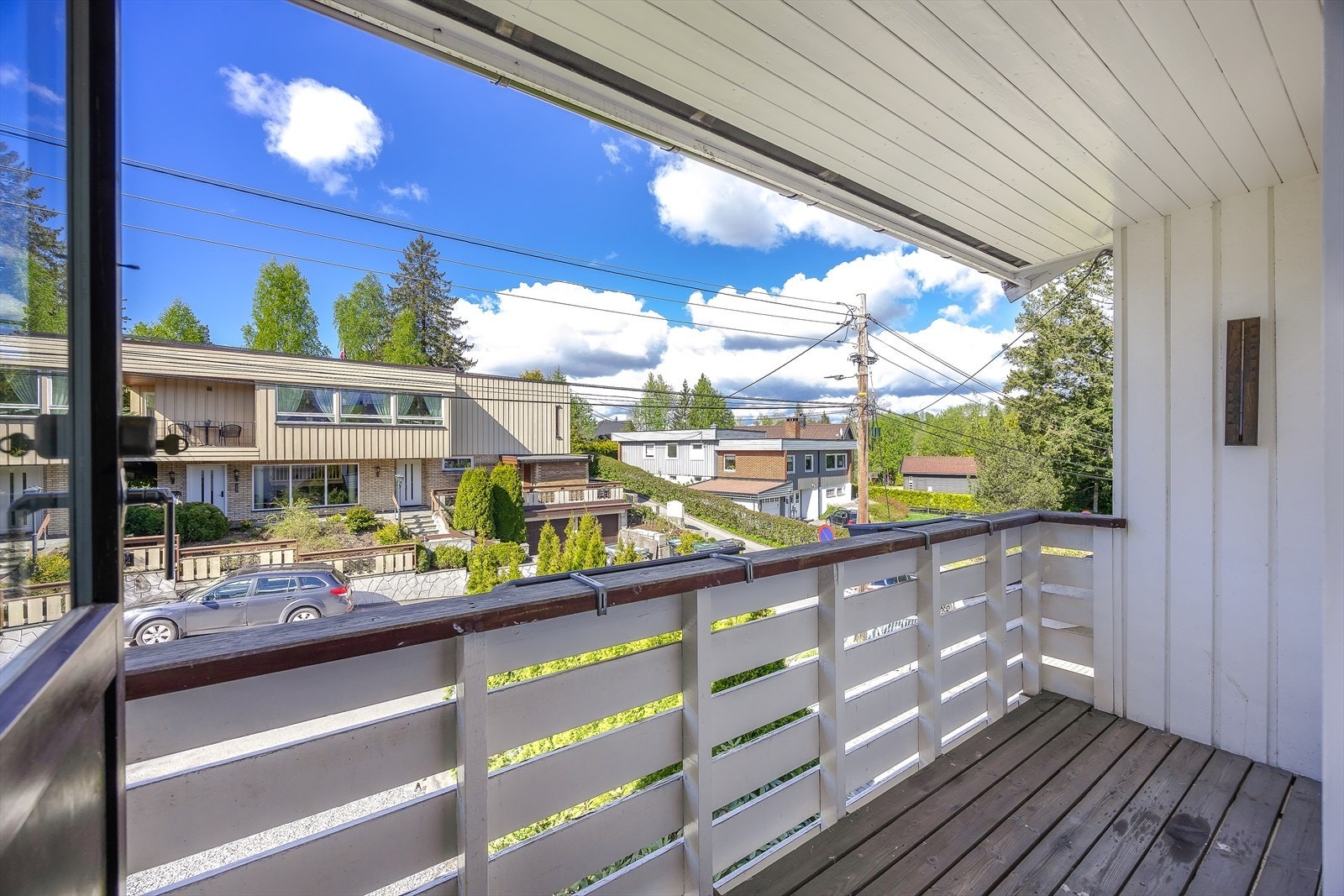 Verandaen er på 4 m² og har plass til en liten sittegruppe. Galleribilde