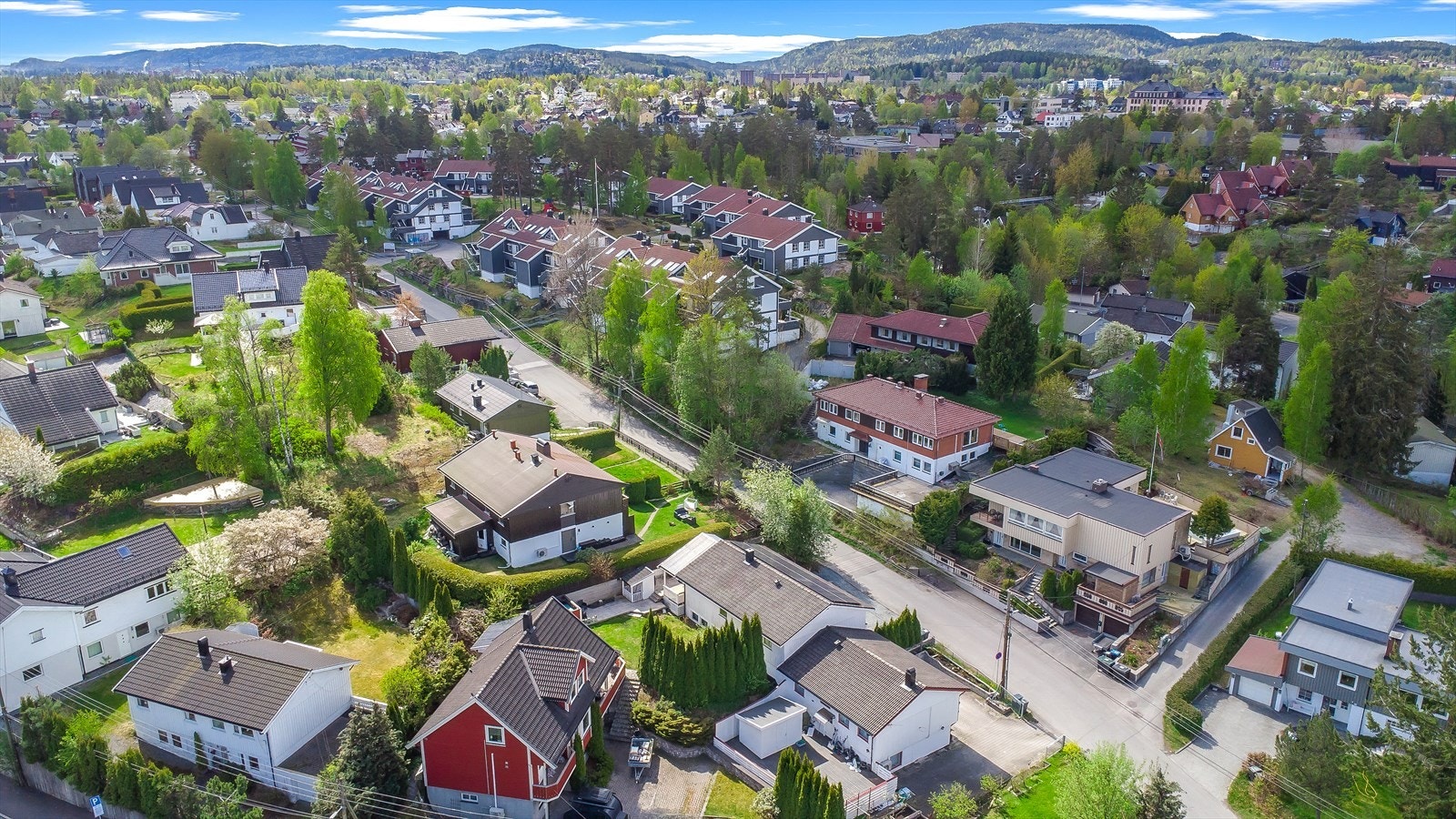 Høybråten stasjon ligger kun 9 minutters gange unna, med tog som tar deg til Oslo S. Galleribilde
