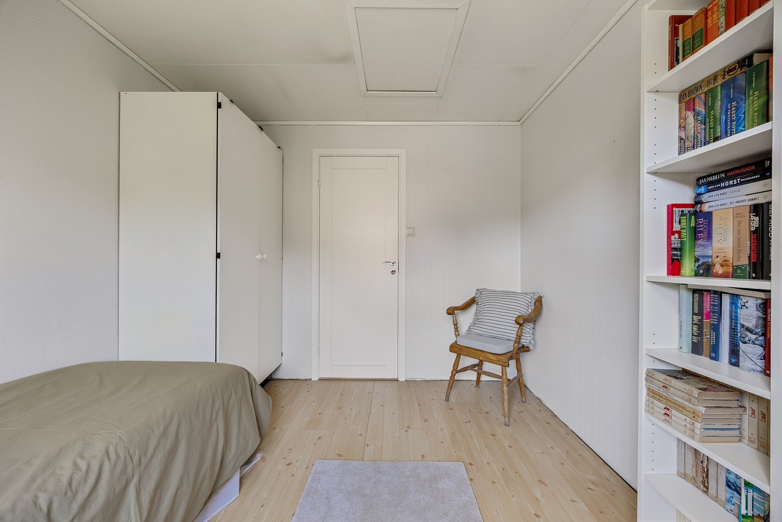 Fra rommet er det adkomst via loftsluke til et kaldt loft for lagring. Galleribilde