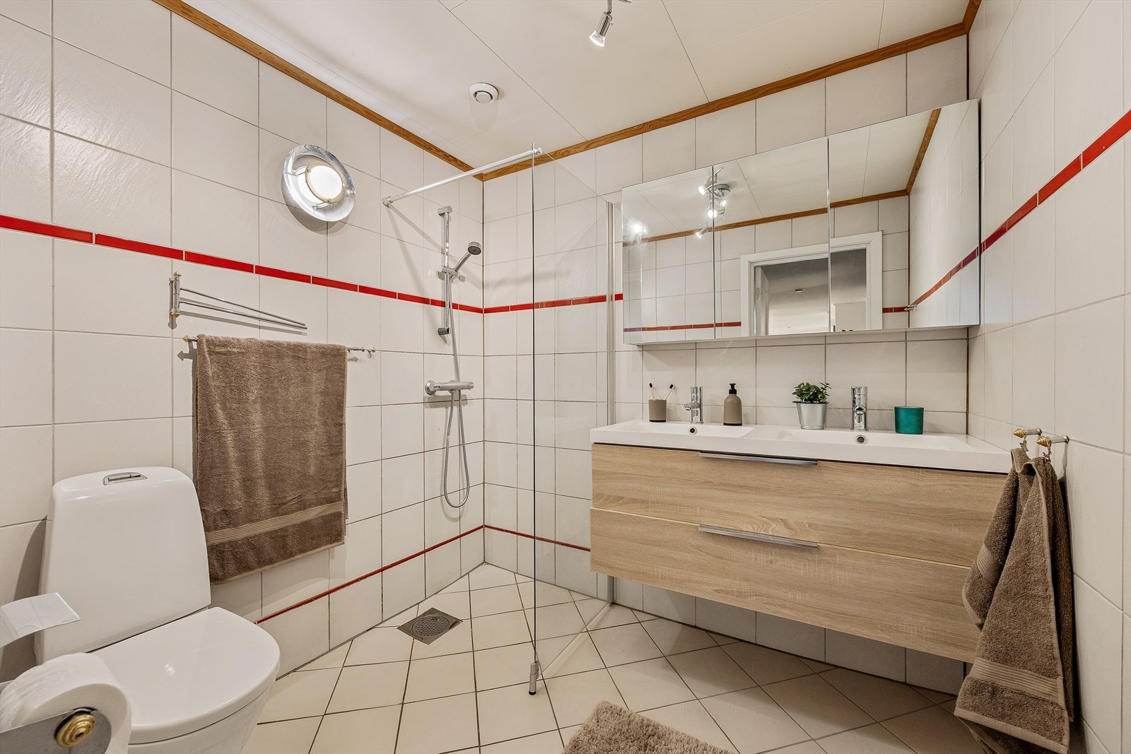 Badet i første etasje ble pusset opp i 1999 og har fliser på gulv og vegger. Galleribilde
