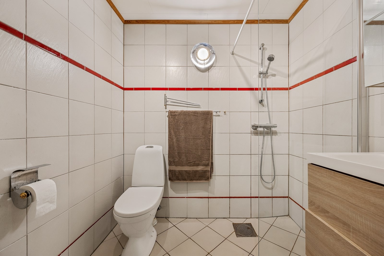 Rommet er utstyrt med innredning med to nedfelte servanter, speilskap, toalett og dusj. Galleribilde