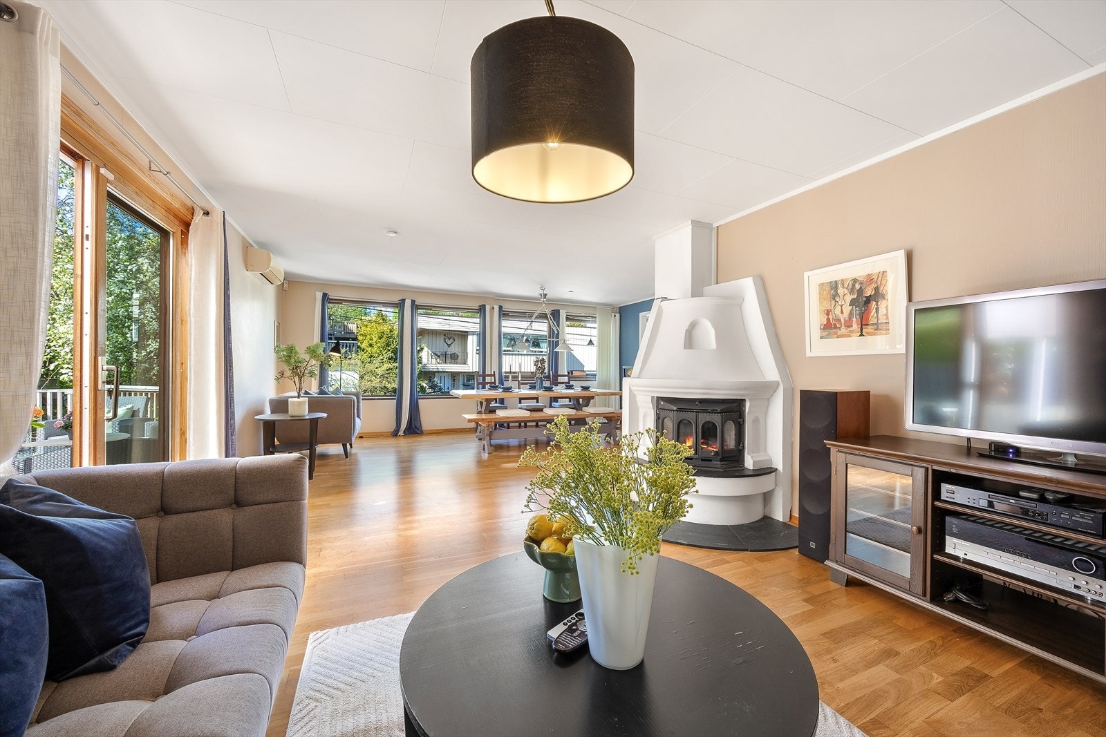 Stuen har en romslig løsning med god plass til både sofagruppe og spiseplass. Galleribilde