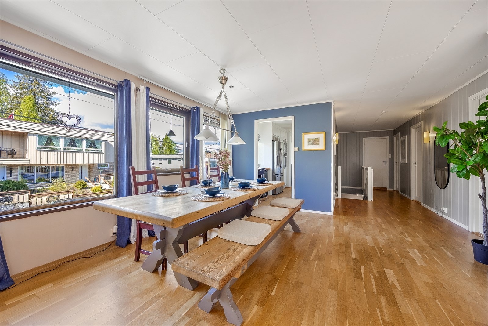 Spisestuen er et naturlig samlingspunkt med plass til langbord for sosiale sammenkomster. Galleribilde