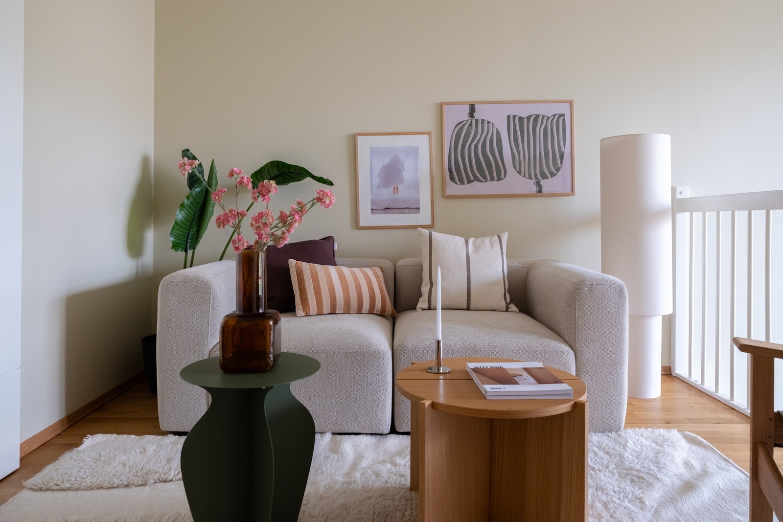 God plass til sofa, salongbord og mediemøblement. Galleribilde