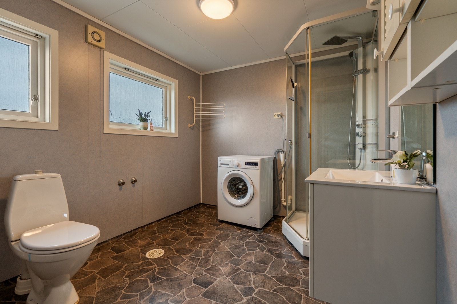 Romslig nyere baderom med dusj/vask/wc/utt. vaskemaskin og tørketrommel Galleribilde