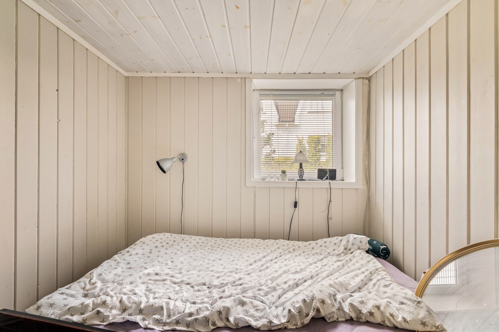 Rommene har panel på vegger og teppebelagte gulv. Galleribilde