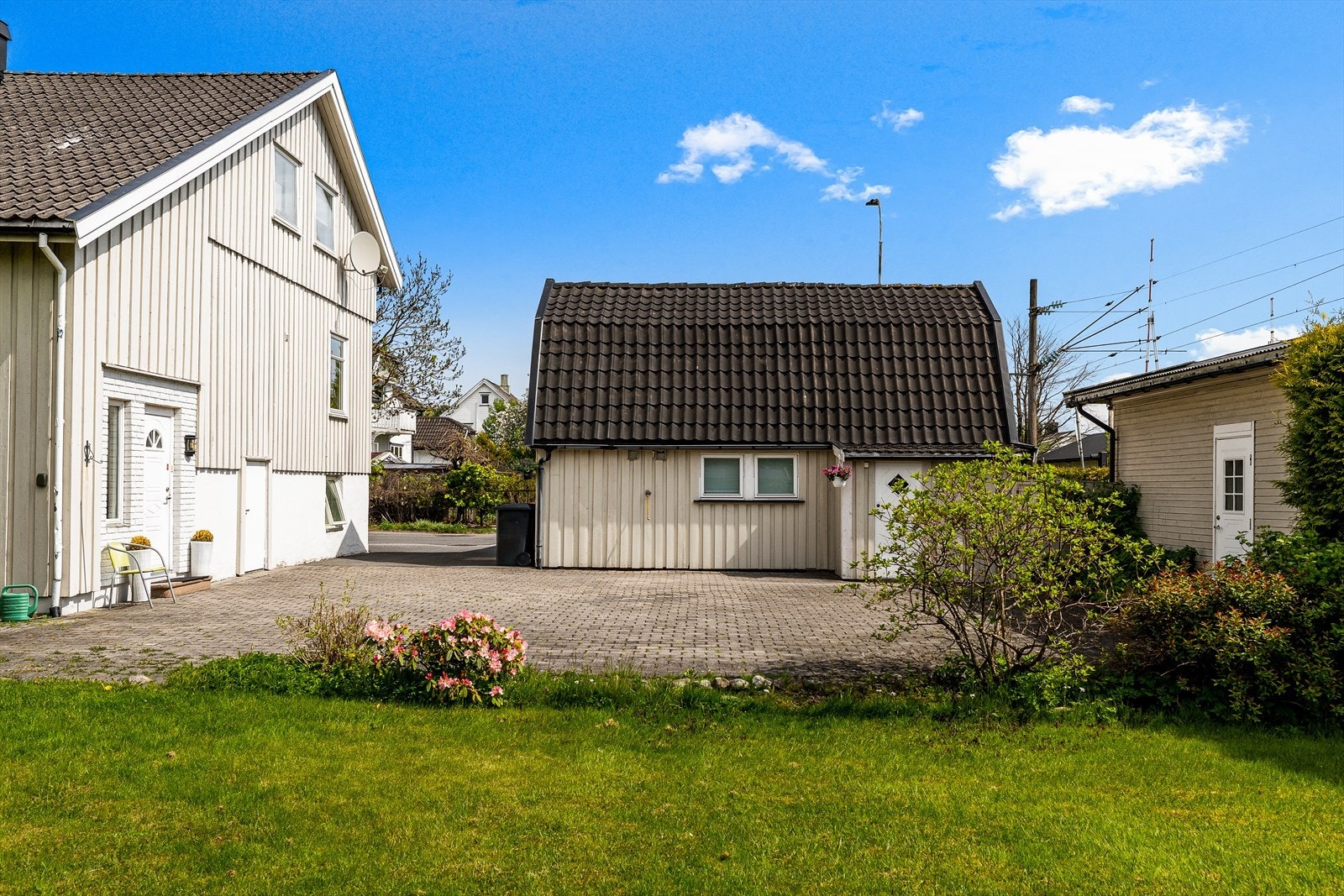 Utsikt over gårdsplassen og hagen. Galleribilde