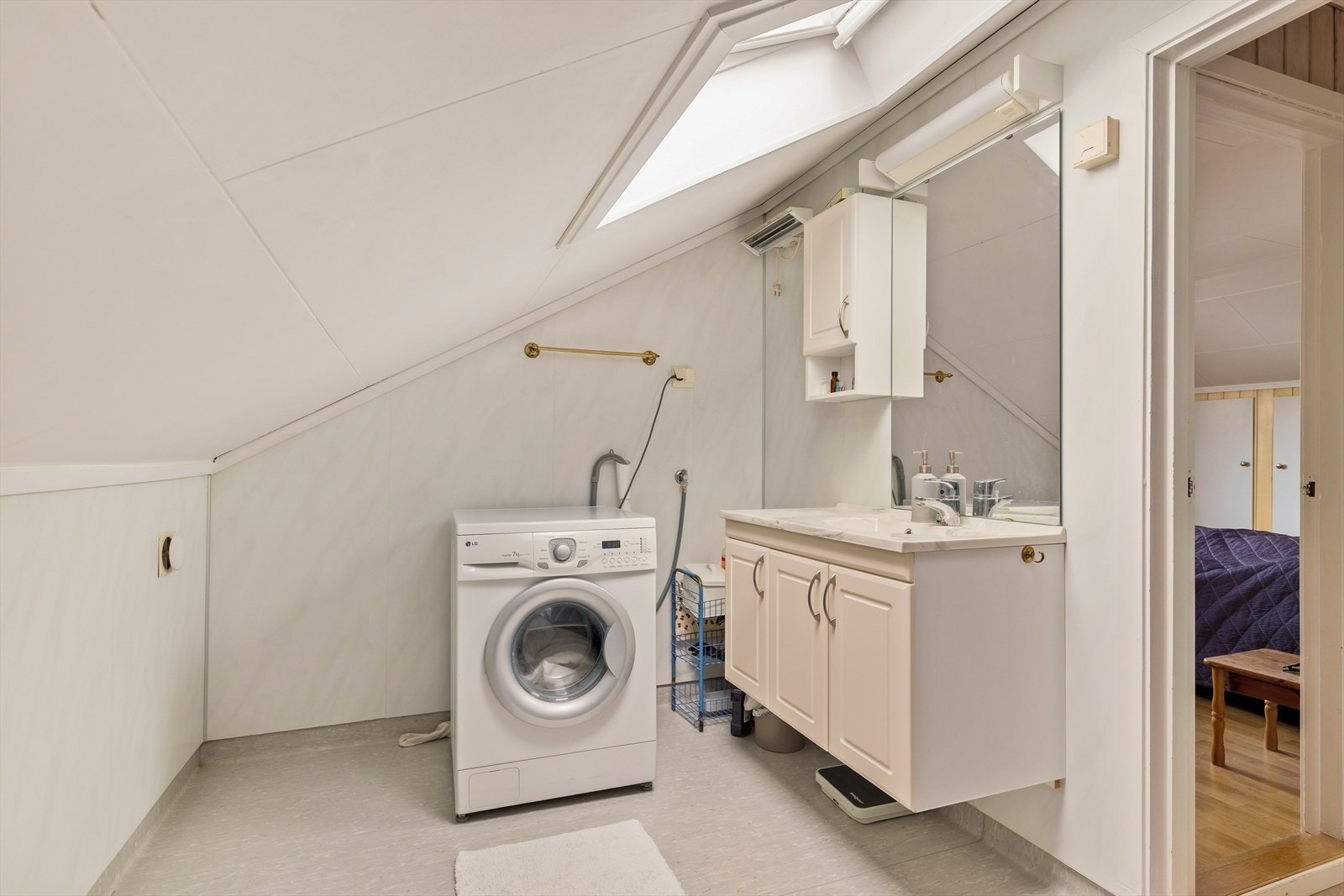 Badet er innredet med servant, dusj og har opplegg for vaskemaskin. Galleribilde
