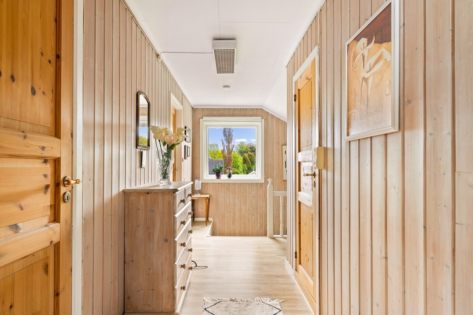 Gangen i andre etasje har panel på veggene og fyllingsdører i furu inn til rommene. Galleribilde