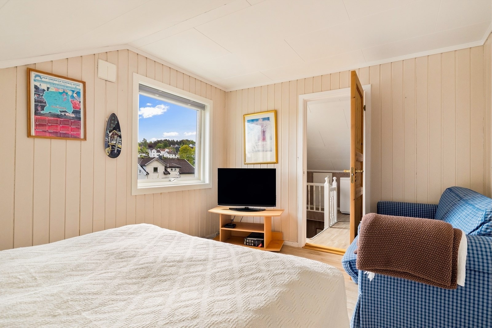 Et lyst og trivelig soverom med plass til seng og en liten sittegruppe. Galleribilde