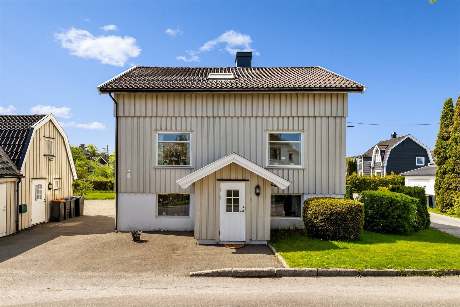 Eneboligen har stående bordkledning og tak tekket med betongtakstein. Galleribilde