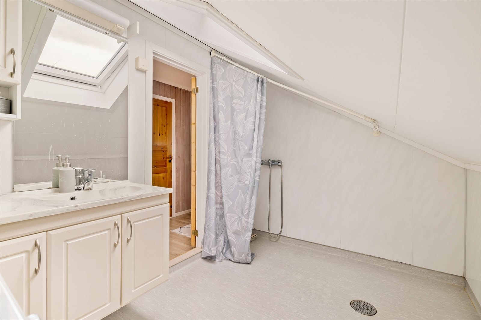 Badet i andre etasje ble pusset opp i 2003 og har vinylbelegg med elektriske varmekabler. Galleribilde