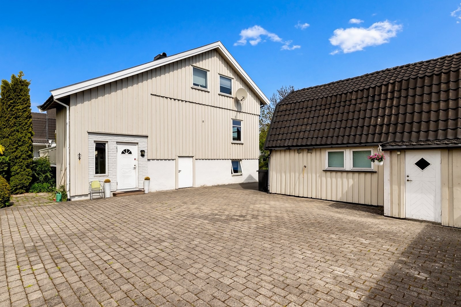 Stor, belegningssteinsatt gårdsplass med gode parkeringsmuligheter. Galleribilde