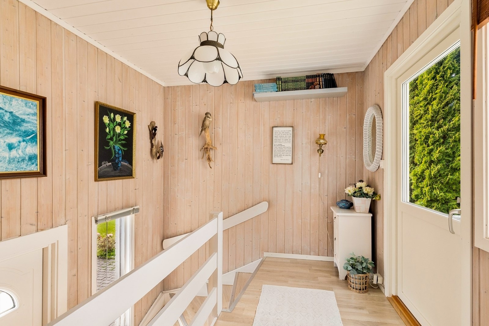 Den malte tretrappen med parkettbelagte trinn leder opp til første etasje. Galleribilde