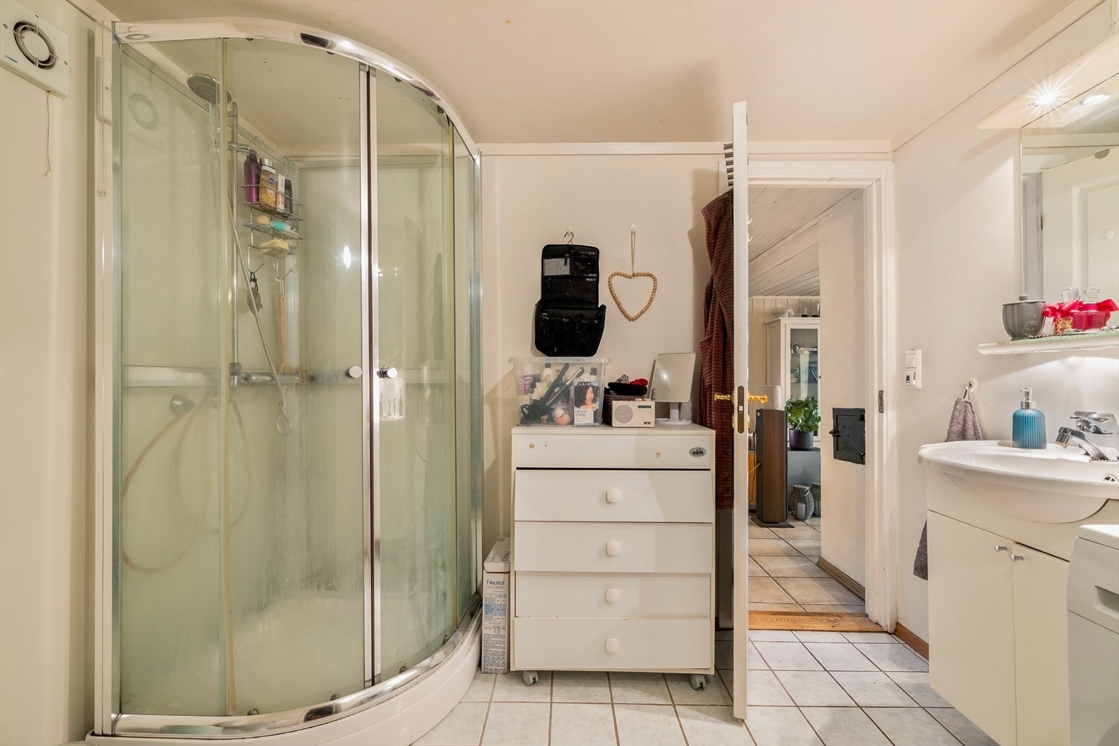 Det er opplegg for vaskemaskin på badet. Galleribilde