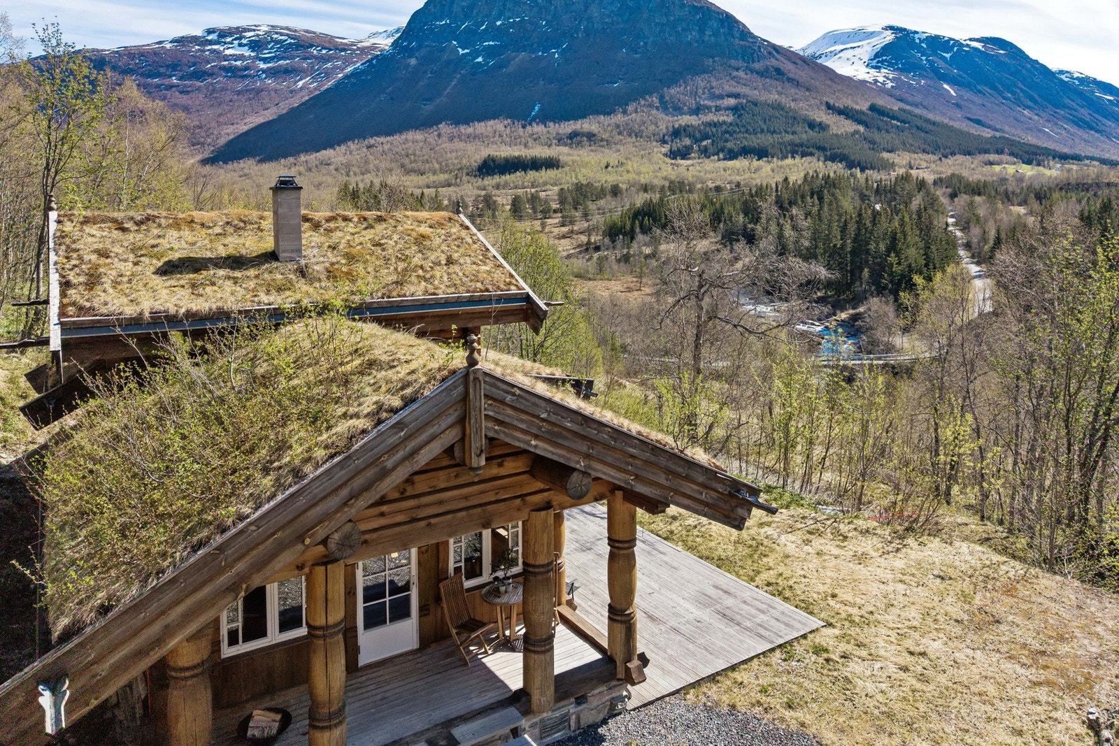 Det er gode sol- og utsiktsforhold på eiendommen. Galleribilde