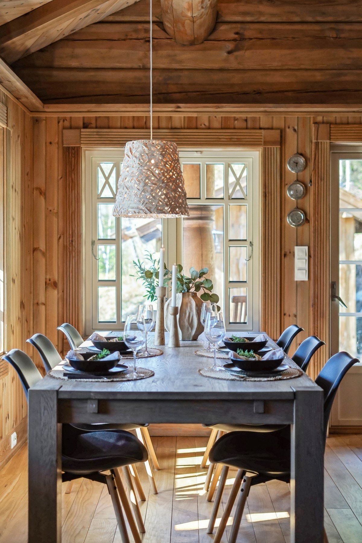 Elegant spisegruppe som harmonerer perfekt med hyttas lune uttrykk. Galleribilde