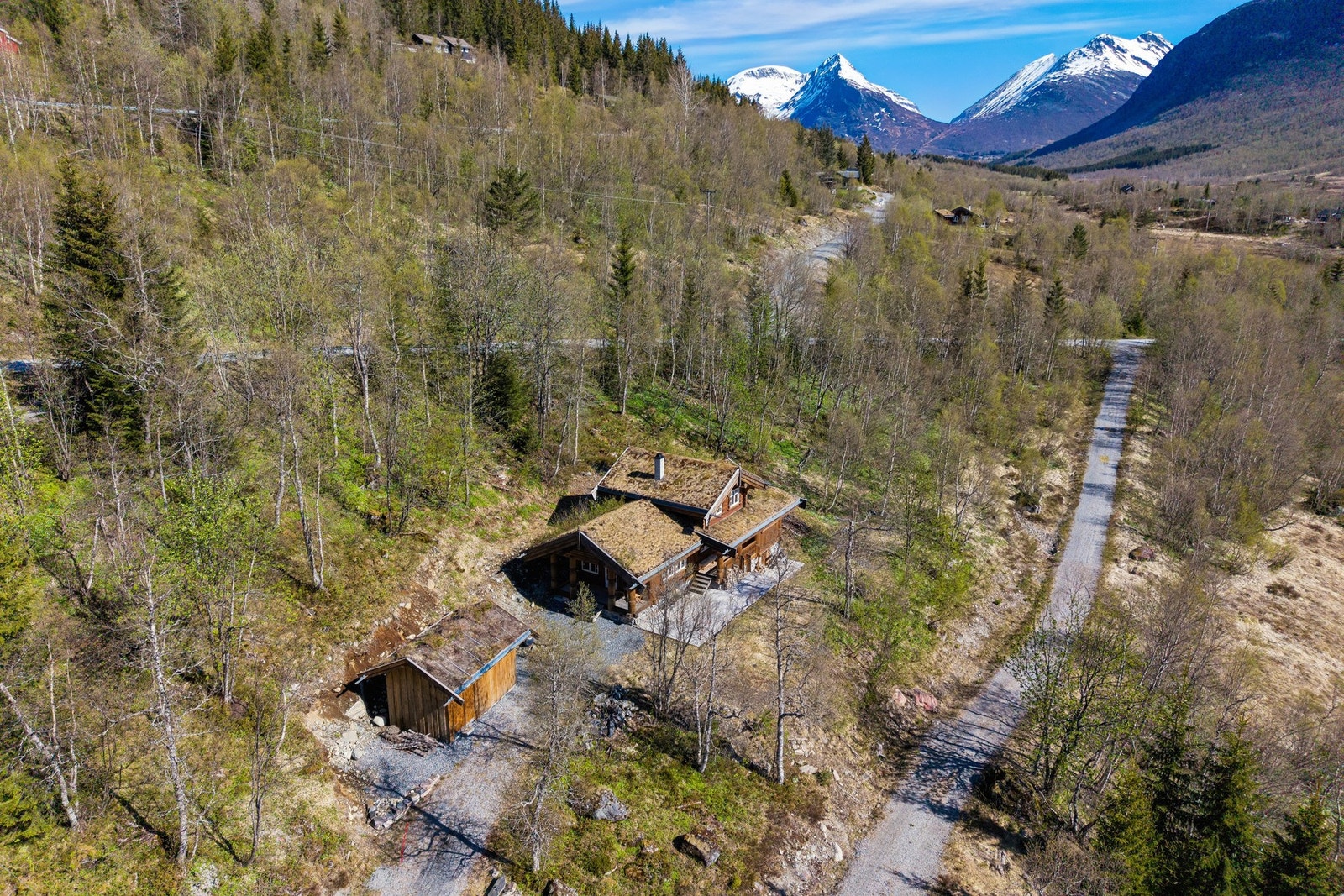 Hytta ligger fin til i idylliske og skjermende omgivelser på Overøye - Galleribilde