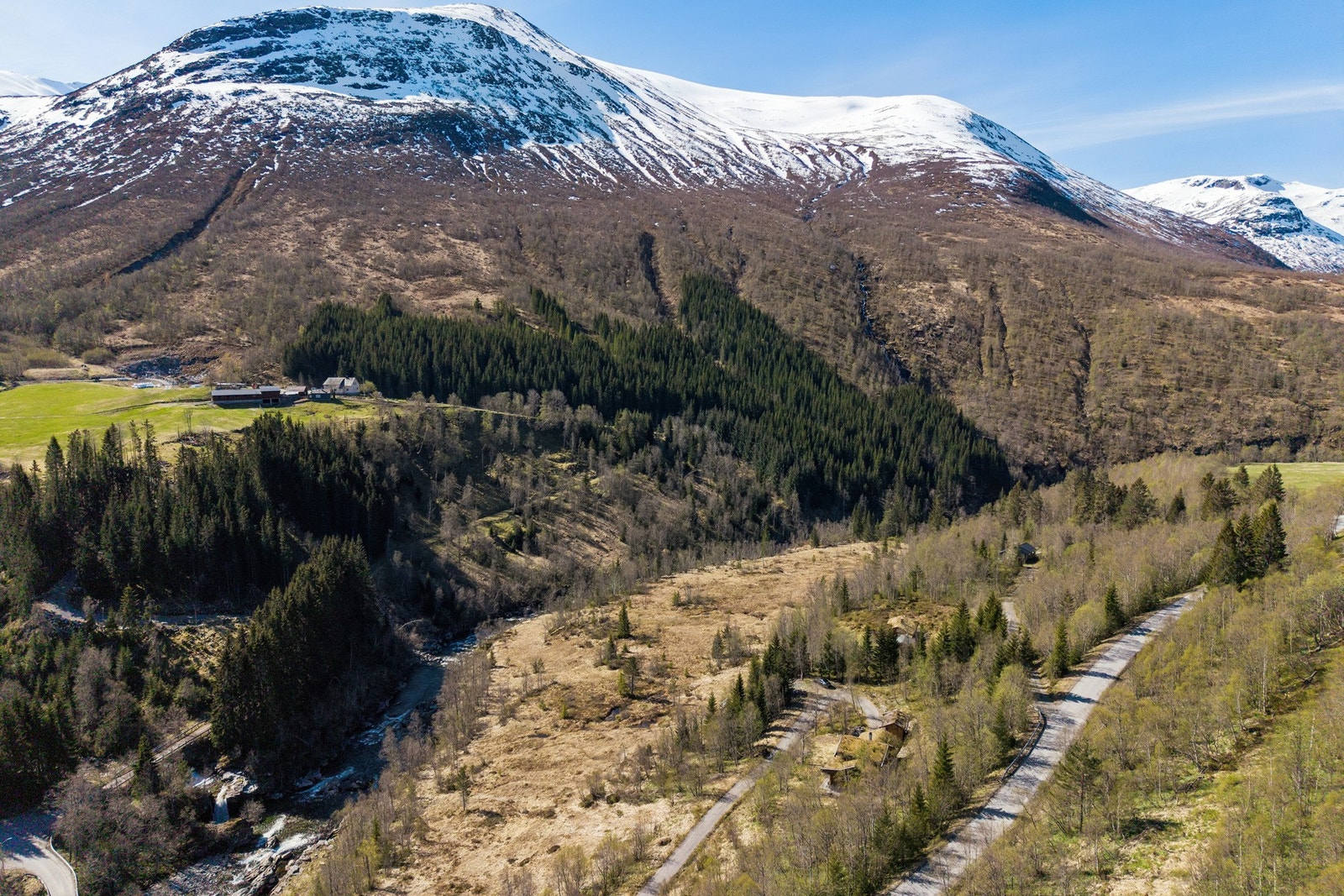 Stille og fredelig med vakker natur og mektige fjell i alle himmelretninger. Galleribilde