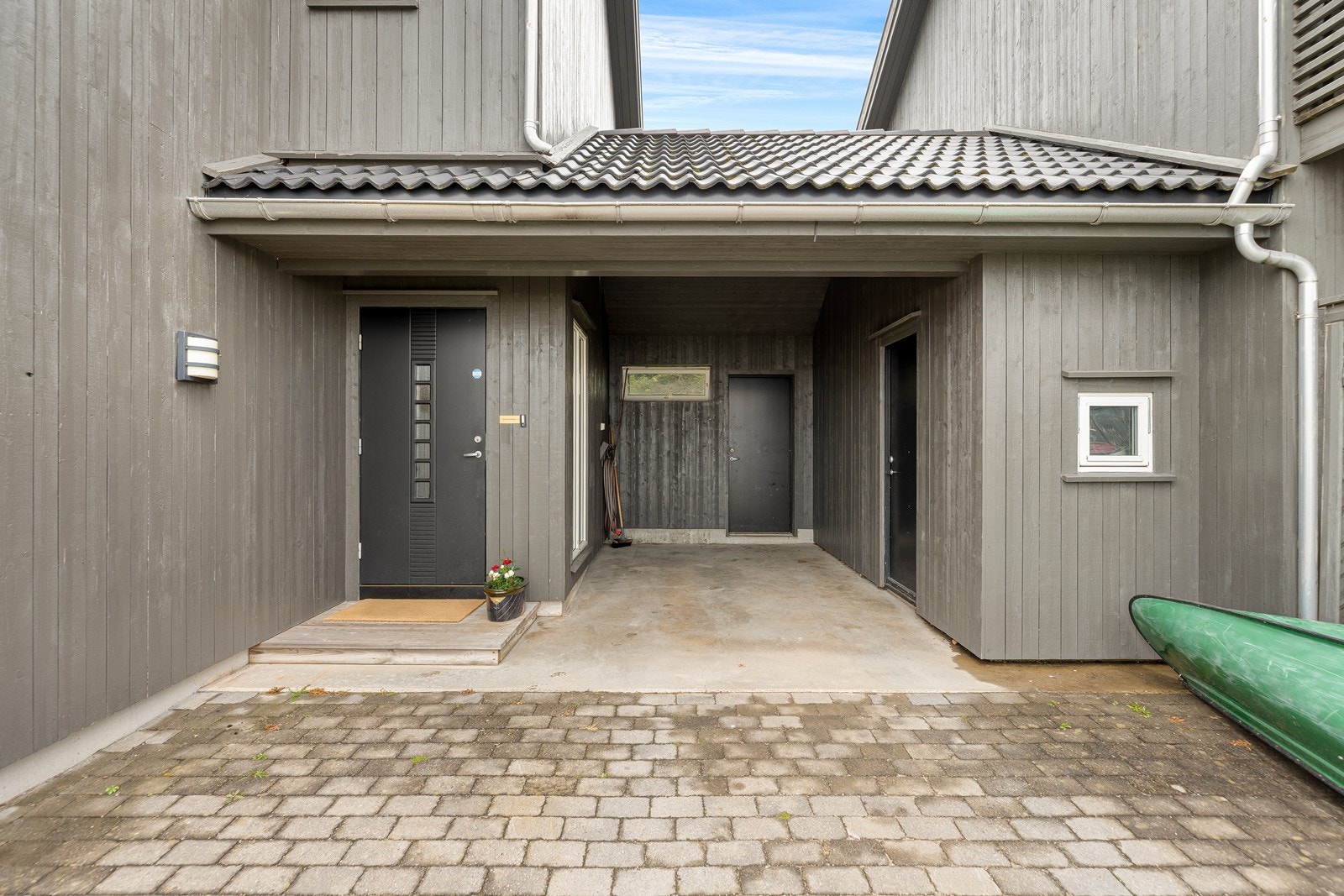 Hyggelig inngangsparti med carport, bod og gjennomgang til hagen på baksiden Galleribilde