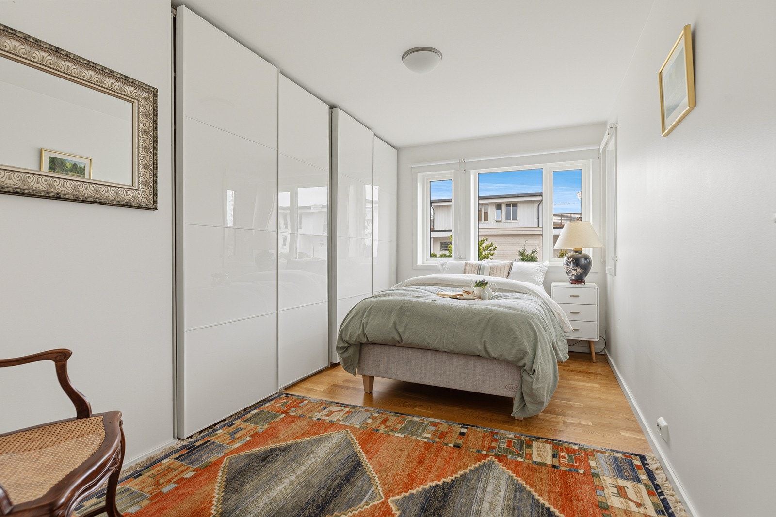 Soverom med stor skyvedørsgarderobe Galleribilde