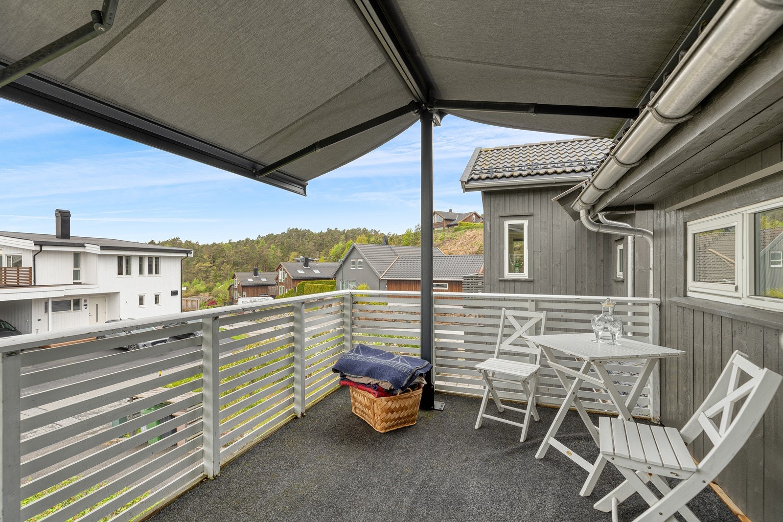 Balkong med markise som gir beskyttelse mot sol og regn Galleribilde