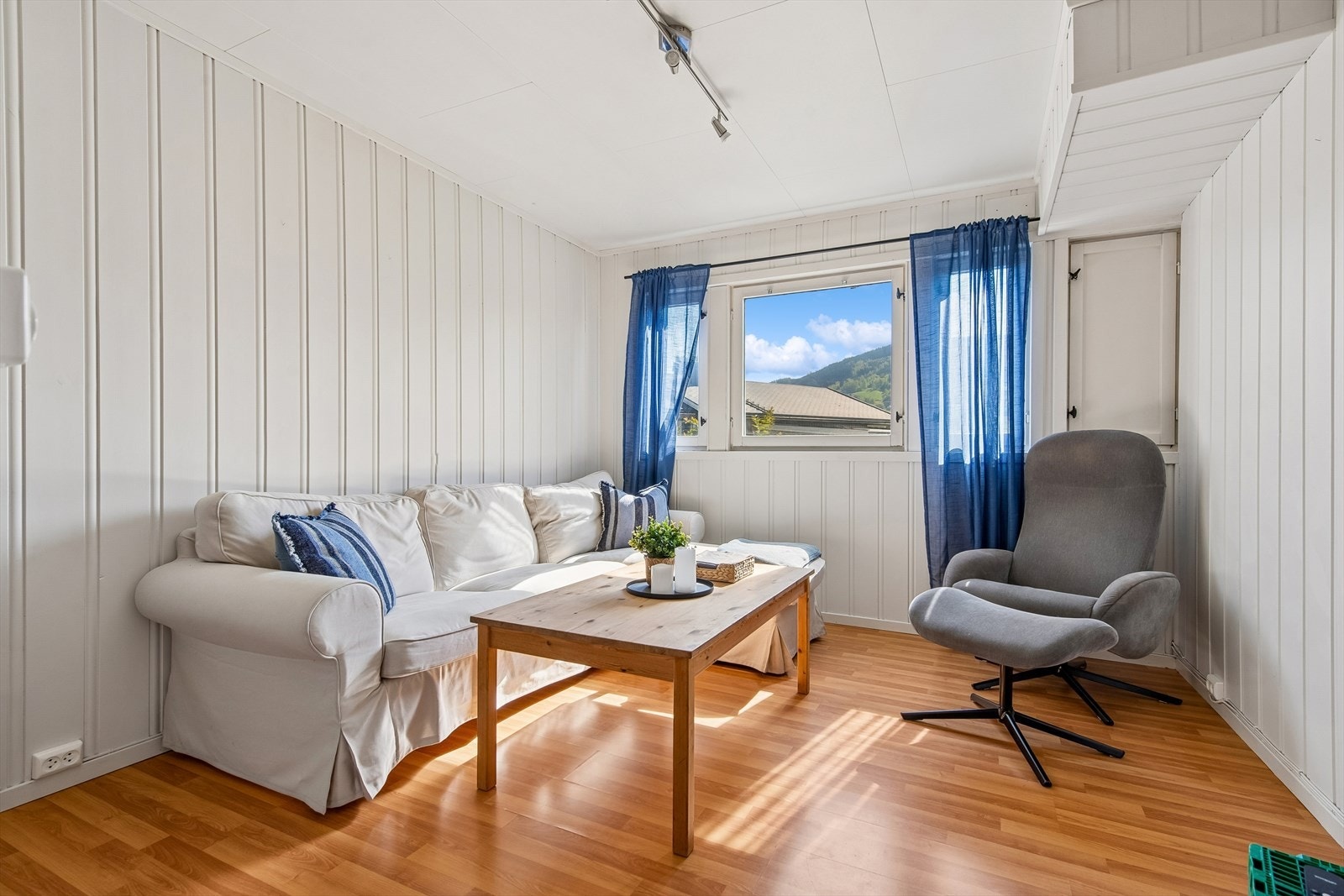 Stue i leiligheten med laminatgulv og plass til sofagruppe. Galleribilde