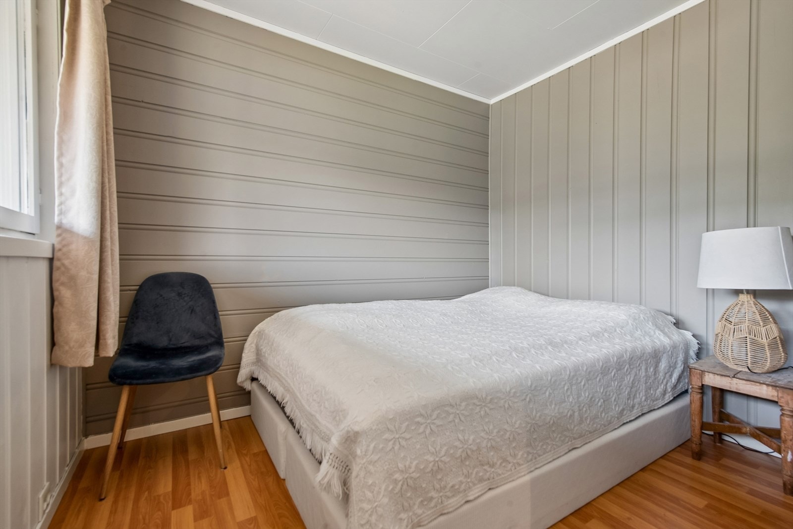 Innredet rom i underetasjen med laminatgulv og panel på veggene. Galleribilde