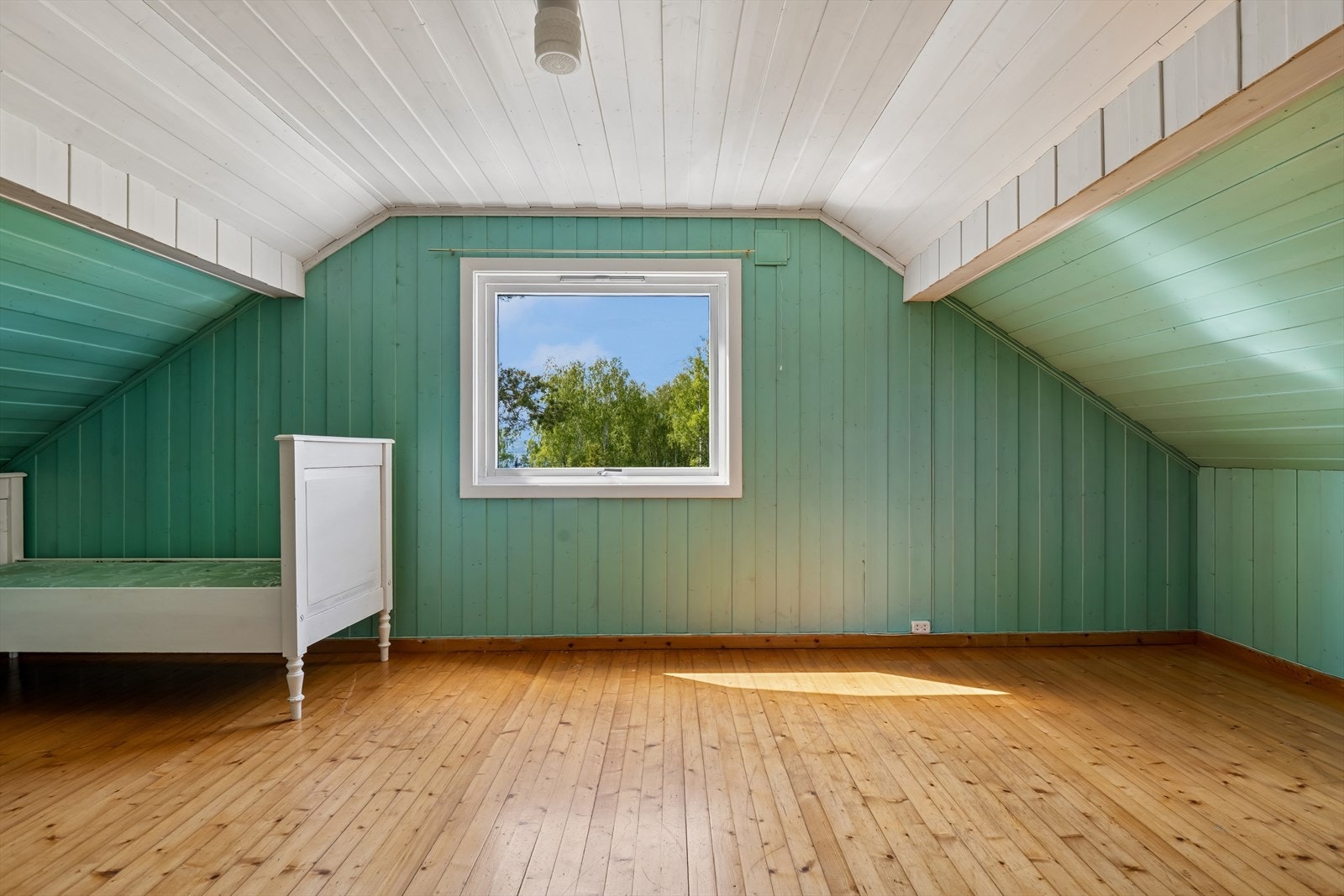 Loftsetasjen består av flere rom med tradisjonell utførelse og synlige treoverflater som gir et varmt uttrykk. Galleribilde