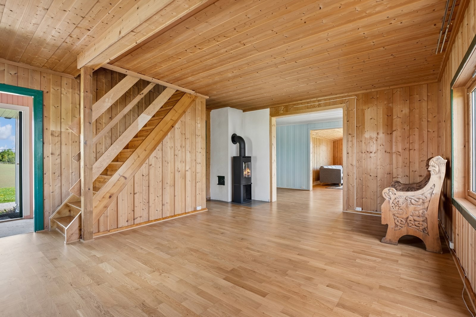 Entré og oppholdsrom med panelte vegger og himlinger som gir boligen et lunt og tradisjonelt preg. Galleribilde