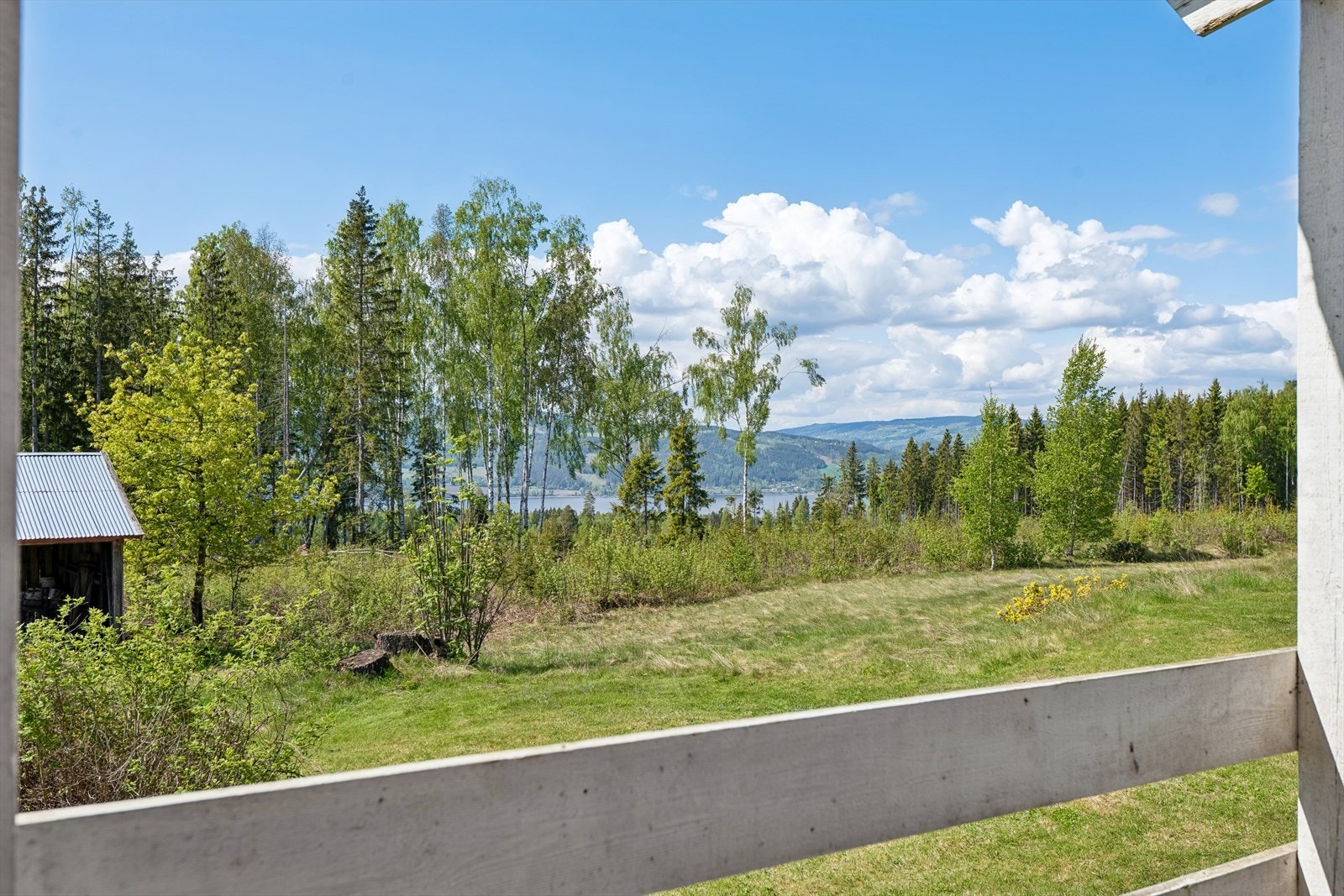 Utsikt fra terrassen mot Mjøsa, tun og omkringliggende natur - eiendommen ligger luftig og usjenert til. Galleribilde