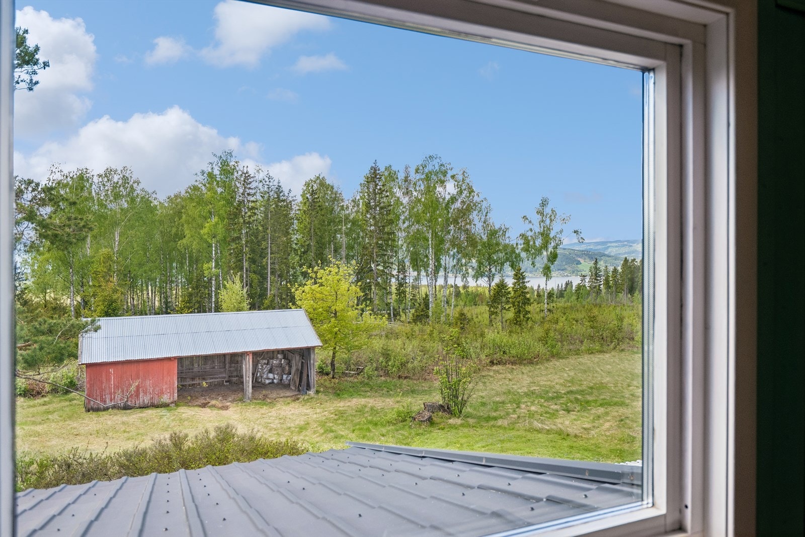 Fra boligen er det utsyn mot egen tomt og omkringliggende natur- og landbruksområder. Galleribilde