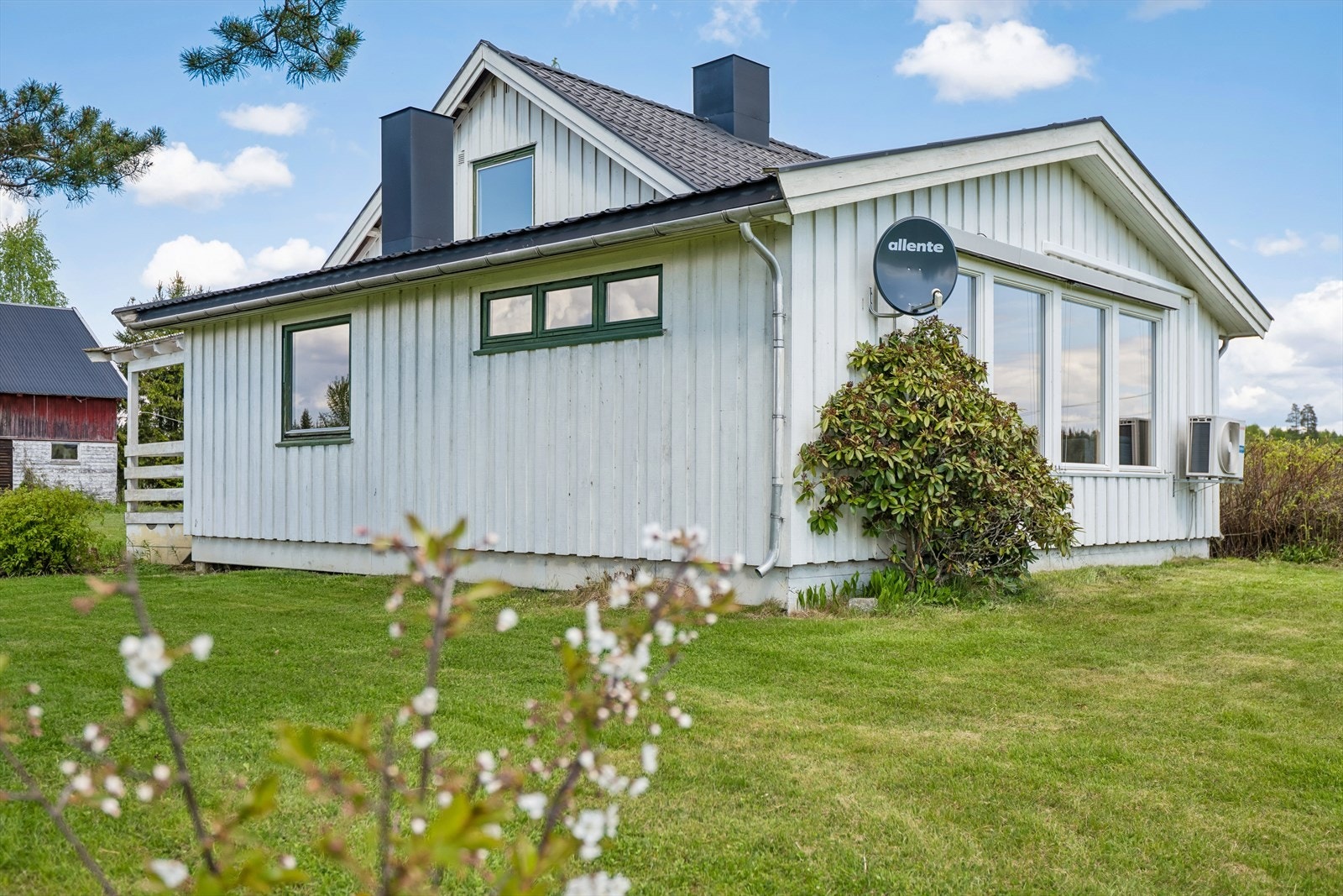 Boligen har stor gressplen rundt huset med god plass til lek, hobbybruk og videre utvikling av uteområdene. Galleribilde