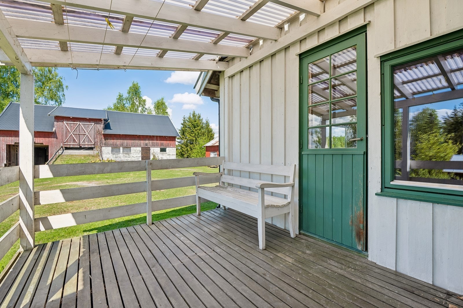 Overbygget terrasse/balkong med utgang fra spisestue - et hyggelig uteområde med plass til sittegruppe og skjerming mot vær. Galleribilde