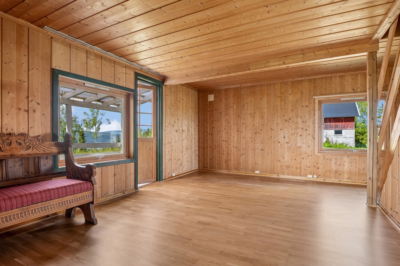 Stuen har god plass til både sofagruppe og ekstra sitteplasser, med naturlig lysinnslipp fra flere himmelretninger. Galleribilde
