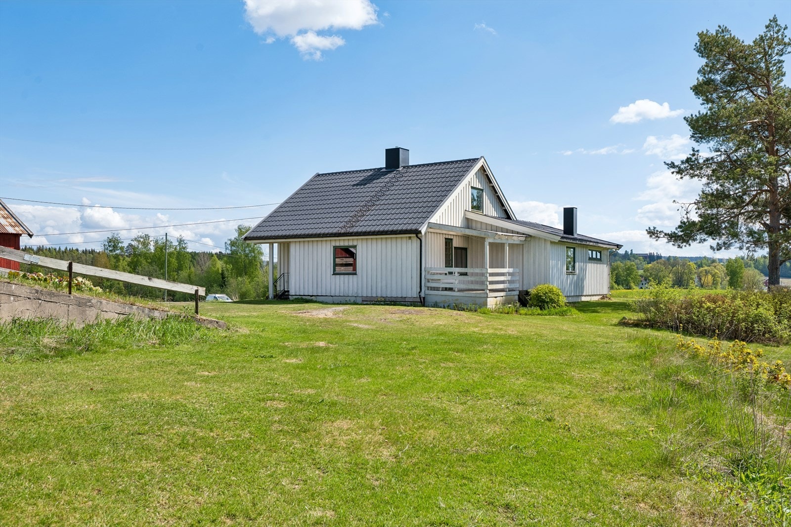 Boligen ligger fritt og åpent til med utsyn over nærområdet og gode solforhold gjennom dagen. Galleribilde