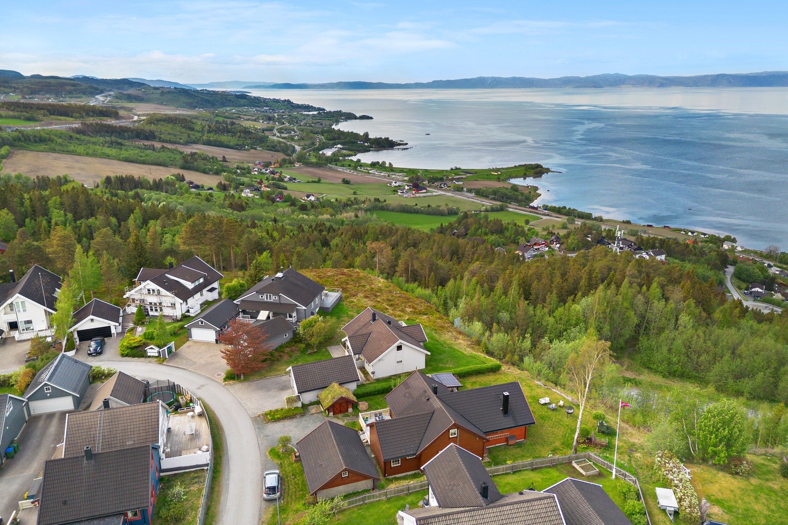 15 min fra Trondheim og 10 min til Stjørdal - Kort vei til Sveberg kjøpesenter, skole og barnehage. Galleribilde