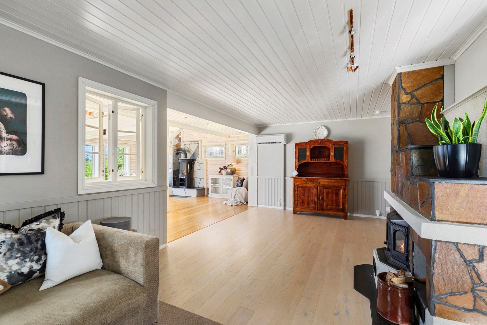 TV kroken - krype opp i sofaen, se en god film, varme på peisen. Innvendig vindu for mer gjennomlys. Galleribilde