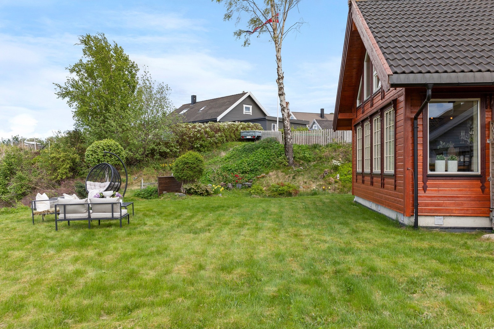 Hagen & trivsel. Rundt hagen finnes blåbær, bringebær og markjordbær. Galleribilde